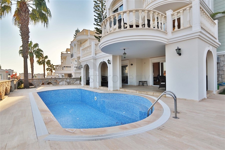 فيلا مع تراس واسع في الجزء الأخضر من منطقة كوناكلي