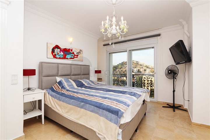 فيلا مع تراس واسع في الجزء الأخضر من منطقة كوناكلي