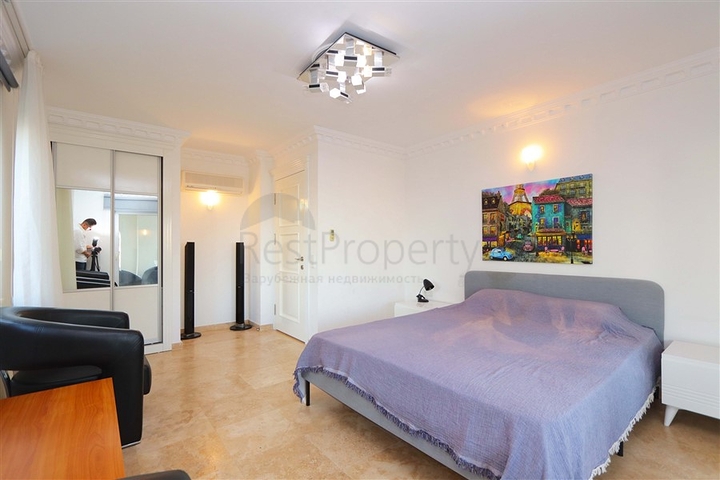 فيلا مع تراس واسع في الجزء الأخضر من منطقة كوناكلي