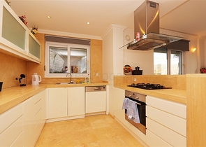 فيلا مع تراس واسع في الجزء الأخضر من منطقة كوناكلي