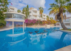 فيلا مع تراس واسع في الجزء الأخضر من منطقة كوناكلي