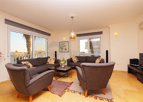 فيلا مع تراس واسع في الجزء الأخضر من منطقة كوناكلي