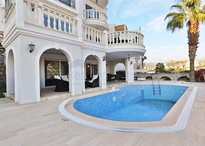 فيلا مع تراس واسع في الجزء الأخضر من منطقة كوناكلي