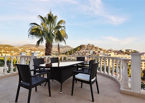 فيلا مع تراس واسع في الجزء الأخضر من منطقة كوناكلي