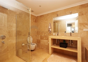 فيلا مع تراس واسع في الجزء الأخضر من منطقة كوناكلي