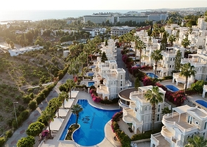 فيلا مع تراس واسع في الجزء الأخضر من منطقة كوناكلي