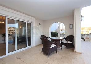 فيلا مع تراس واسع في الجزء الأخضر من منطقة كوناكلي