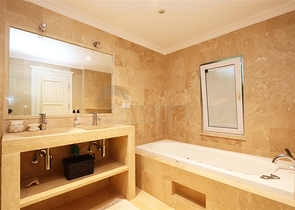 فيلا مع تراس واسع في الجزء الأخضر من منطقة كوناكلي