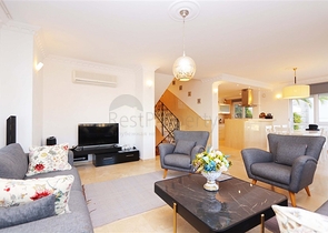 فيلا مع تراس واسع في الجزء الأخضر من منطقة كوناكلي