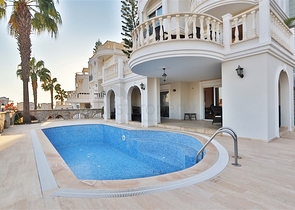 فيلا مع تراس واسع في الجزء الأخضر من منطقة كوناكلي