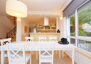 فيلا مع تراس واسع في الجزء الأخضر من منطقة كوناكلي