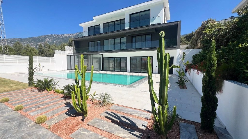 فيلا حديثة منفصلة 4 + 1 مع قطعة أرض كبيرة في فتحية