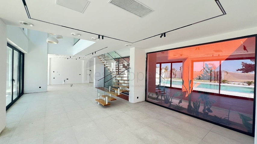 فيلا حديثة منفصلة 4 + 1 مع قطعة أرض كبيرة في فتحية