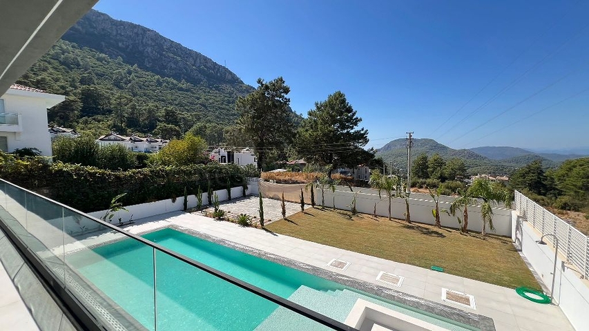 فيلا حديثة منفصلة 4 + 1 مع قطعة أرض كبيرة في فتحية