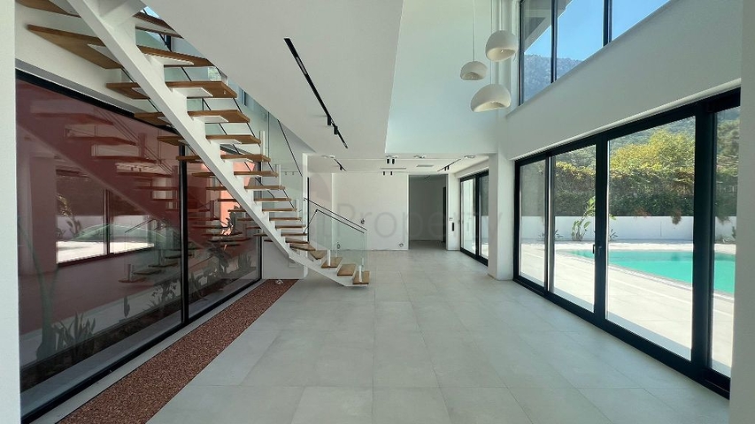 فيلا حديثة منفصلة 4 + 1 مع قطعة أرض كبيرة في فتحية