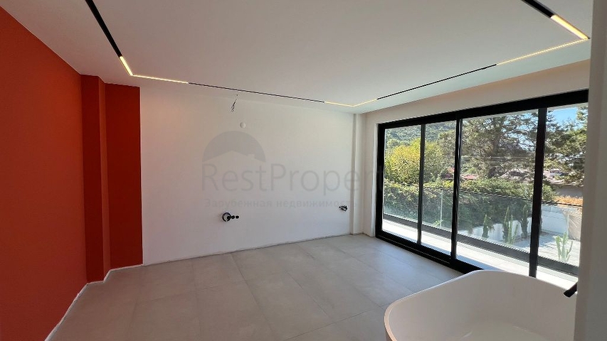 فيلا حديثة منفصلة 4 + 1 مع قطعة أرض كبيرة في فتحية