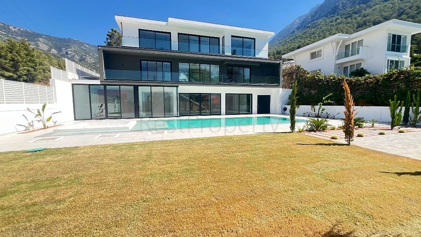 فيلا حديثة منفصلة 4 + 1 مع قطعة أرض كبيرة في فتحية