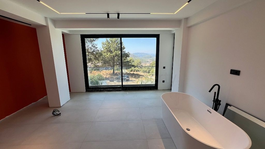 فيلا حديثة منفصلة 4 + 1 مع قطعة أرض كبيرة في فتحية