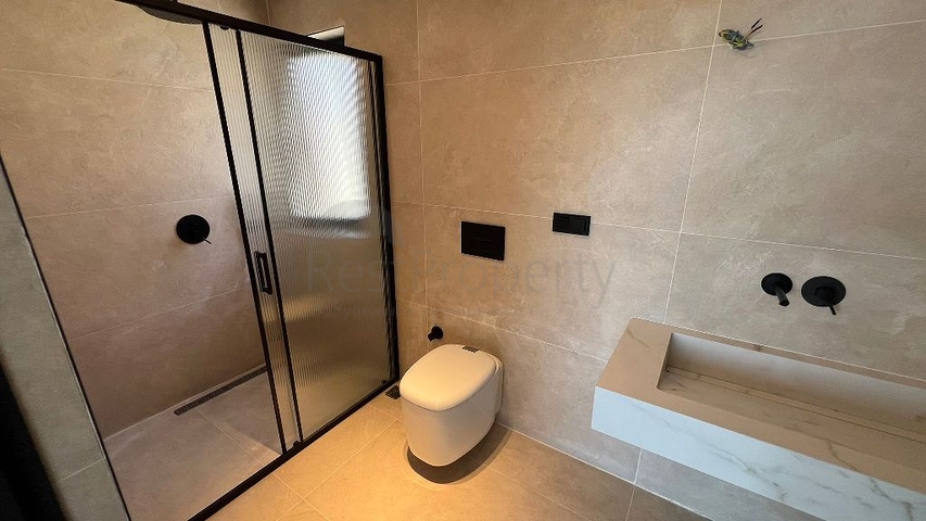 فيلا حديثة منفصلة 4 + 1 مع قطعة أرض كبيرة في فتحية