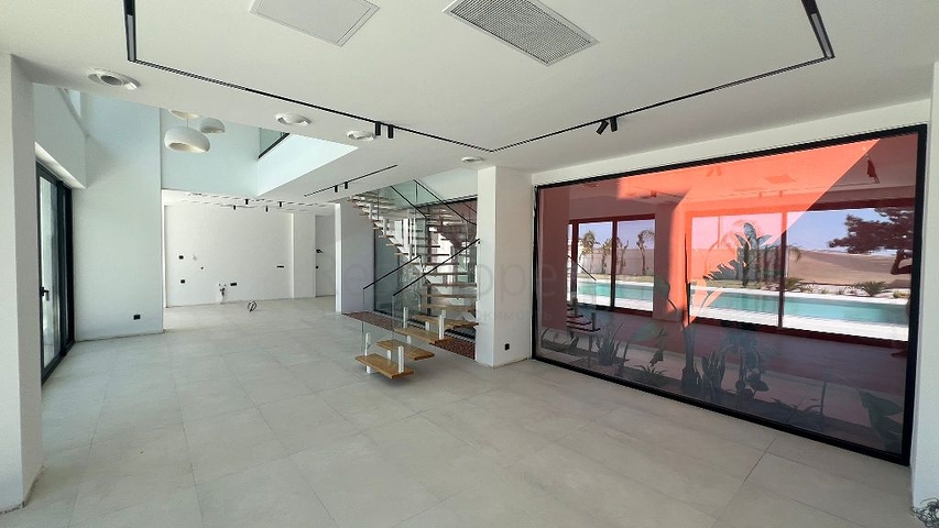 فيلا حديثة منفصلة 4 + 1 مع قطعة أرض كبيرة في فتحية