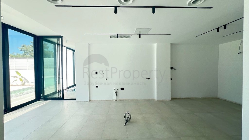 فيلا حديثة منفصلة 4 + 1 مع قطعة أرض كبيرة في فتحية