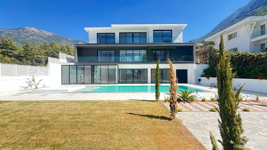 فيلا حديثة منفصلة 4 + 1 مع قطعة أرض كبيرة في فتحية