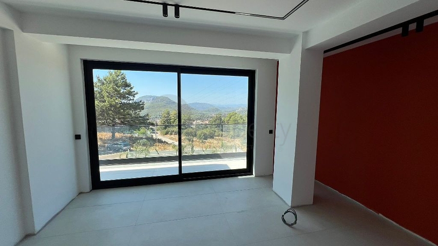 فيلا حديثة منفصلة 4 + 1 مع قطعة أرض كبيرة في فتحية