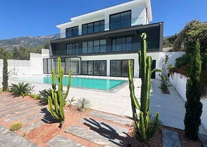 فيلا حديثة منفصلة 4 + 1 مع قطعة أرض كبيرة في فتحية