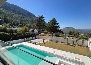 فيلا حديثة منفصلة 4 + 1 مع قطعة أرض كبيرة في فتحية