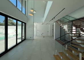 فيلا حديثة منفصلة 4 + 1 مع قطعة أرض كبيرة في فتحية