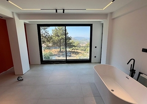 فيلا حديثة منفصلة 4 + 1 مع قطعة أرض كبيرة في فتحية