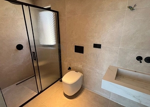 فيلا حديثة منفصلة 4 + 1 مع قطعة أرض كبيرة في فتحية