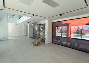 فيلا حديثة منفصلة 4 + 1 مع قطعة أرض كبيرة في فتحية