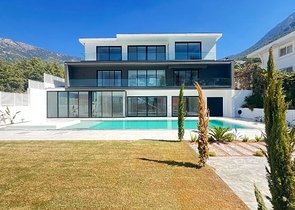 فيلا حديثة منفصلة 4 + 1 مع قطعة أرض كبيرة في فتحية